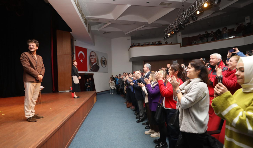 Yenimahalle 7. Tiyatro Festivali Tiyatroseverlerle Buluşmayı Sürdürüyor