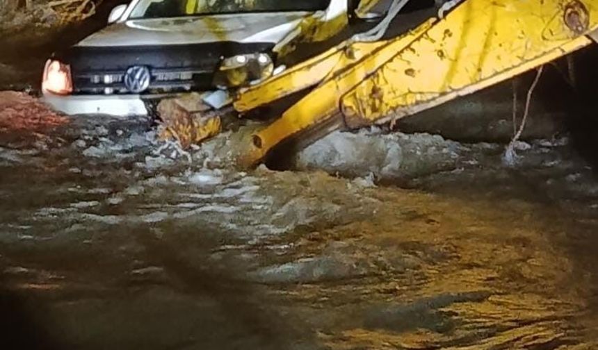 Ankara’da yağış sele döndü, araç sürüklendi