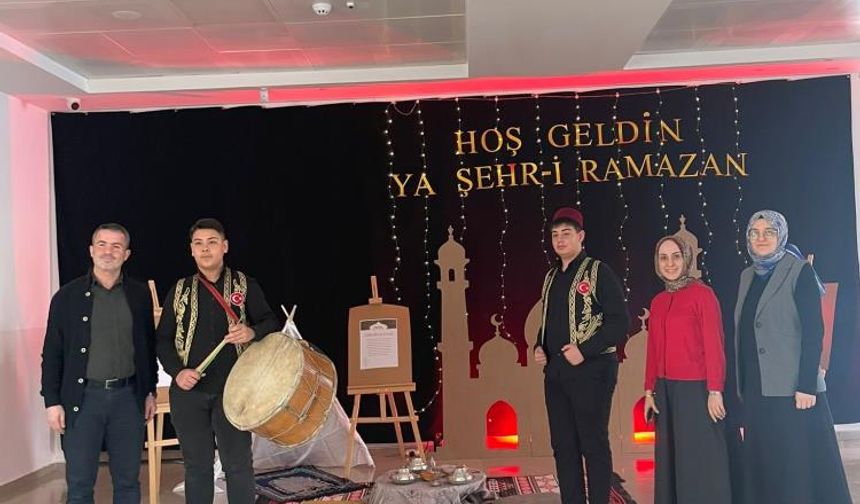 Ankara'da Ramazan coşkusu: Lise öğrencileri davul ve mani geleneğini okula taşıdı