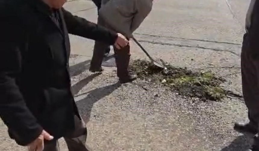 Mamak’ta yollar köstebek yuvasına döndü! Belediyeden umudu kesen vatandaş harekete geçti