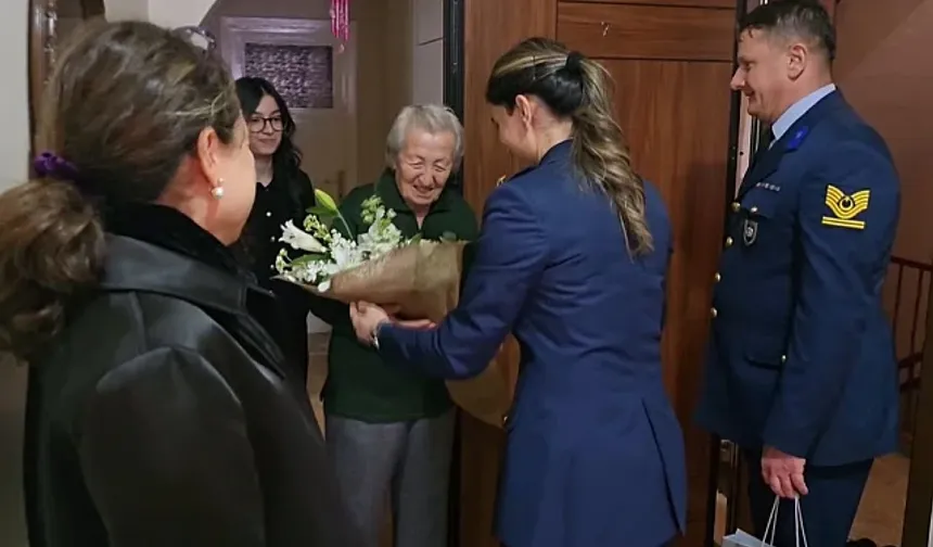 Ankaralı Hatice teyze kendi ördüğü 195 adet boyunluğu mehmetçiğe gönderdi