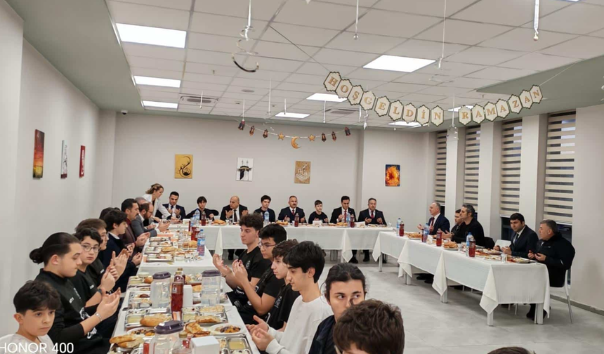 Ankara’da Lise Öğrencileri İftarda Bir Araya Geldi