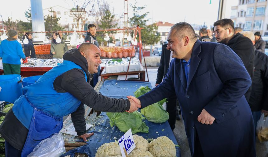 Mesut Özarslan'ın pazar ziyaretine vatandaşlardan yoğun ilgi: "Sen neredeysen biz oradayız"