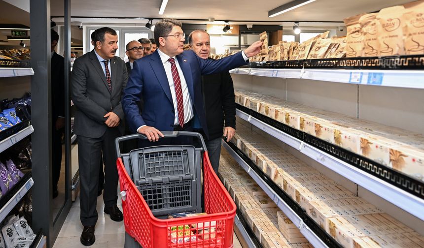 Bakan Tunç Ankara'daki İşyurtları mağazasında vatandaşlarla birlikte alışveriş yaptı