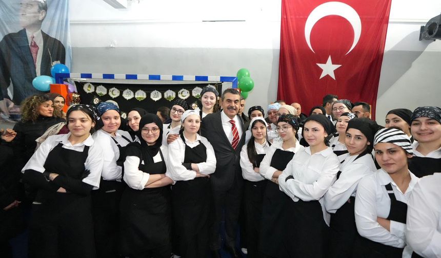 Bakan Tekin Ankara'da öğrencilerle aynı sofrada iftar yaptı
