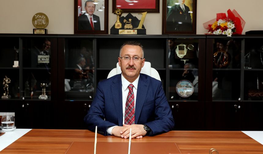 Adapazarı'nda ortalık karışık: Yasak aşk iddiaları sonrası belediye başkanı disipline sevk edildi!