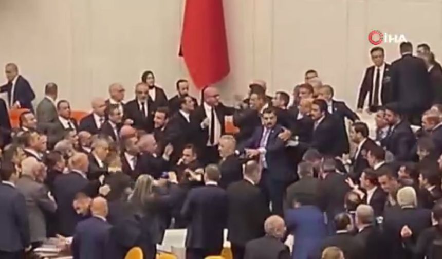 TBMM’de tansiyon yükseldi! Akın Gürlek’e Anayasaya kitapçığı fırlatıldı!