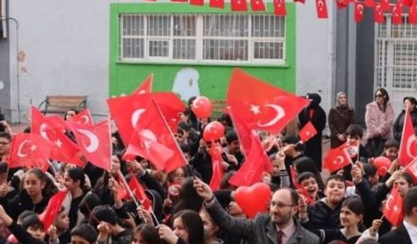 Ankara Mamak'taki Okullarda Yeni Dönem Bayrak Sevgisi Temasıyla Açıldı