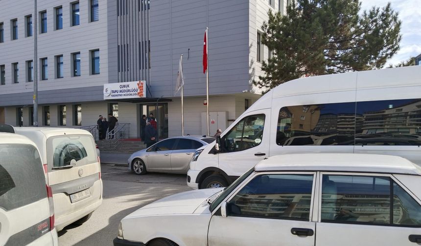 Çubuk Tapu ve Kadastro Müdürlüğü önünde park trafiği