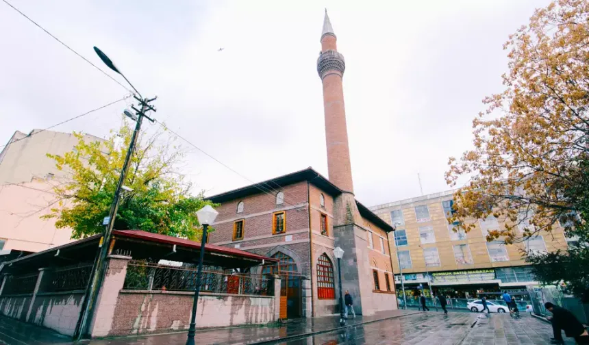 Her gün önünden geçiyoruz ama pek azımız biliyor: Bu camii 17. yüzyıldan kalma!