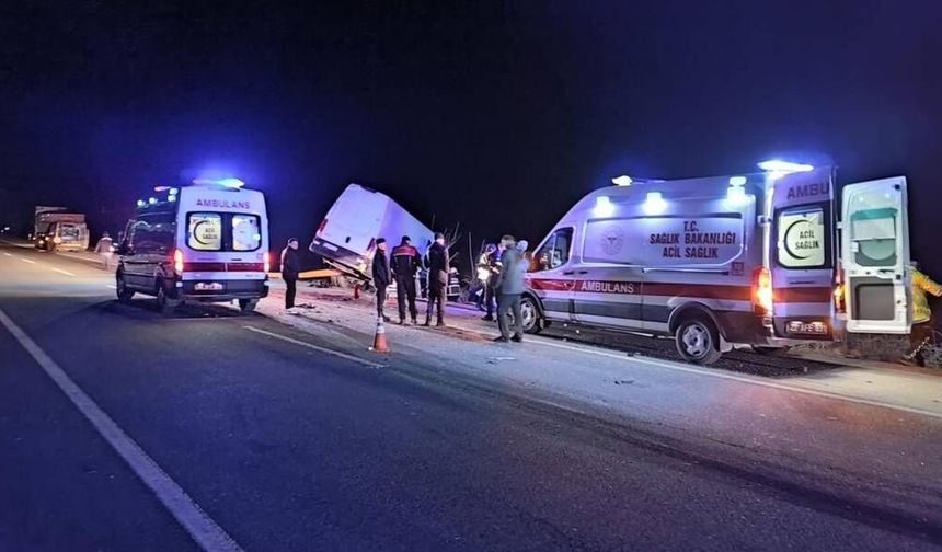 Keşan'da Feci Kaza: Tıra Arkadan Çarpan Kamyonetteki 2 Kişi Hayatını Kaybetti