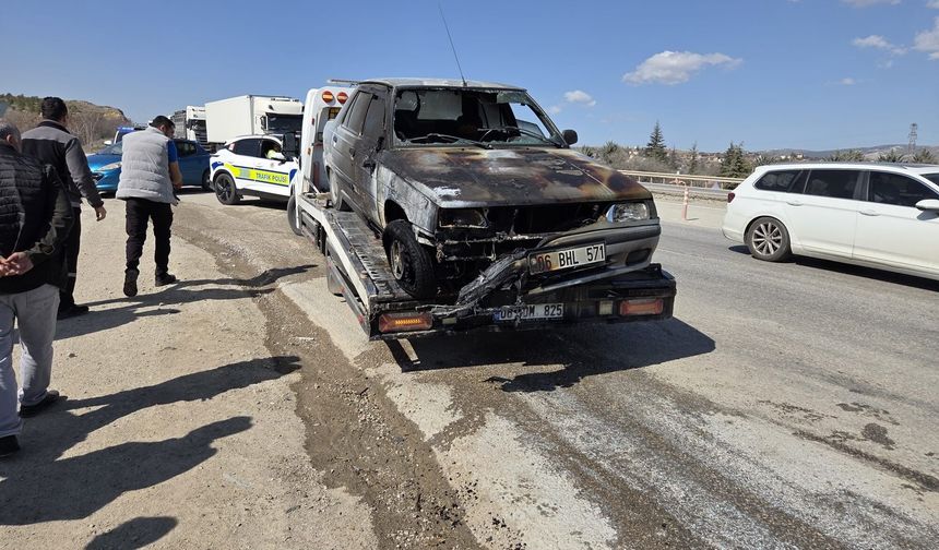 Ankara’da seyir halindeki otomobil yanarak küle döndü