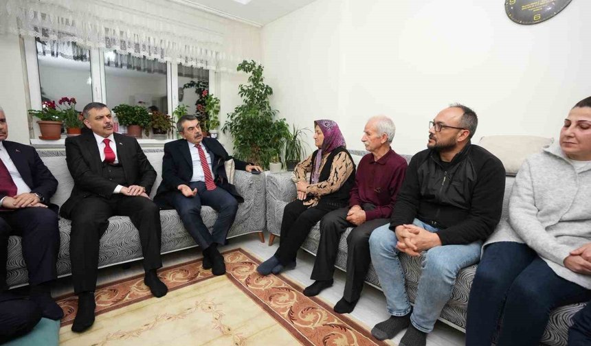 Bakanlar Şehit Öğretmenin Ailesini Ziyaret Etti: Okula Fatma Nur Çelik'in Adı Verilecek