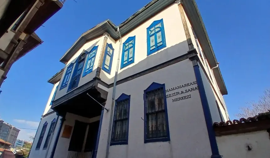 Hamamarkası Kültür ve Sanat Merkezi’nin tarihi binası dikkat çekiyor