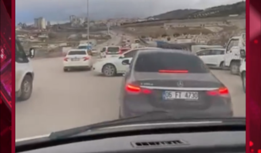 Karşıyaka Mezarlığı 6. kapı girişindeki çalışma uzadı: Trafik çilesi 40 dakikayı buluyor