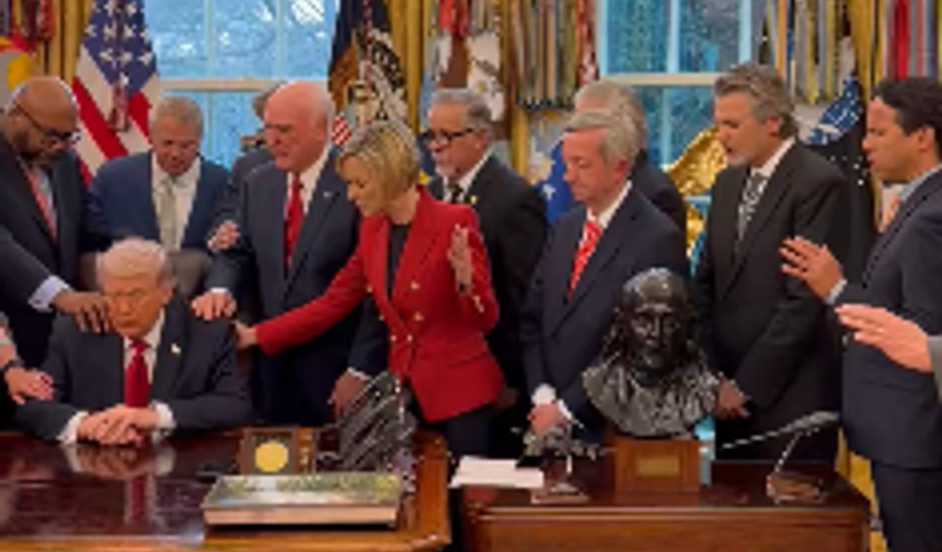 Beyaz Saray’da dikkat çeken anlar: Trump’ın etrafını sarıp dua ettiler