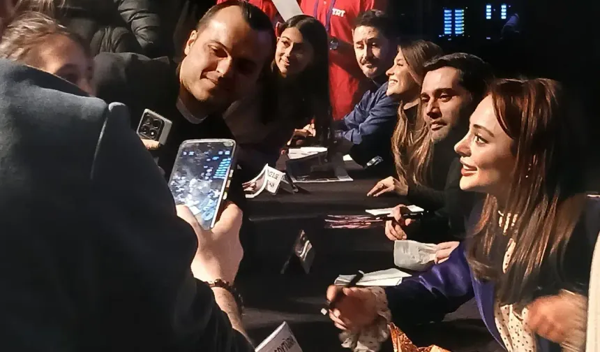 Teşkilat dizisi oyuncuları hayranlarıyla Külliye’de buluştu