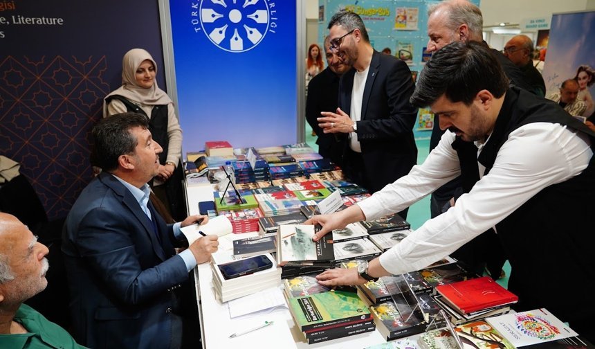 Ankara'da kültür buluşması: Musa Kazım Arıcan'ın standı okurlarıyla dolup taştı