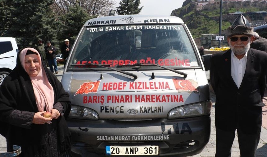 Polis haftasında duygulandıran görüntü: Elmacı Dede şehitler için Ankara'da elma dağıttı!