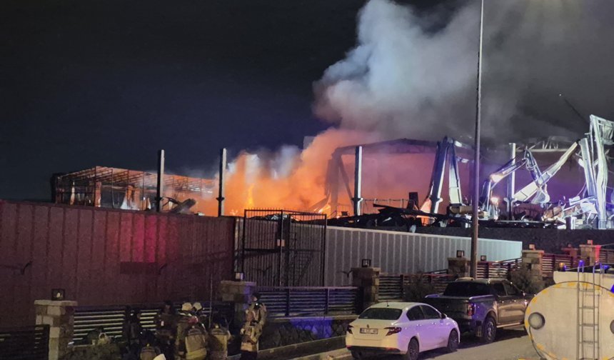 Ankara’da ilaç fabrikası yangında küle döndü!