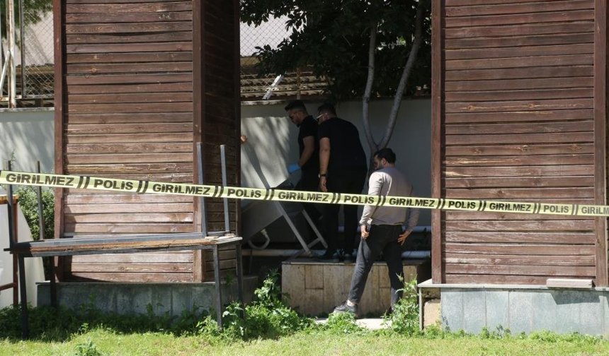 Şehrin göbeğinde sır ölüm... Reklam panosu mezarı olmuş!