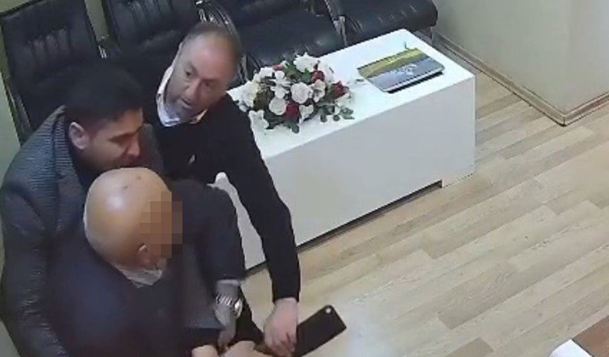 Belediye binasında korku dolu anlar: Başkanının sekreterine satırla saldırdı!