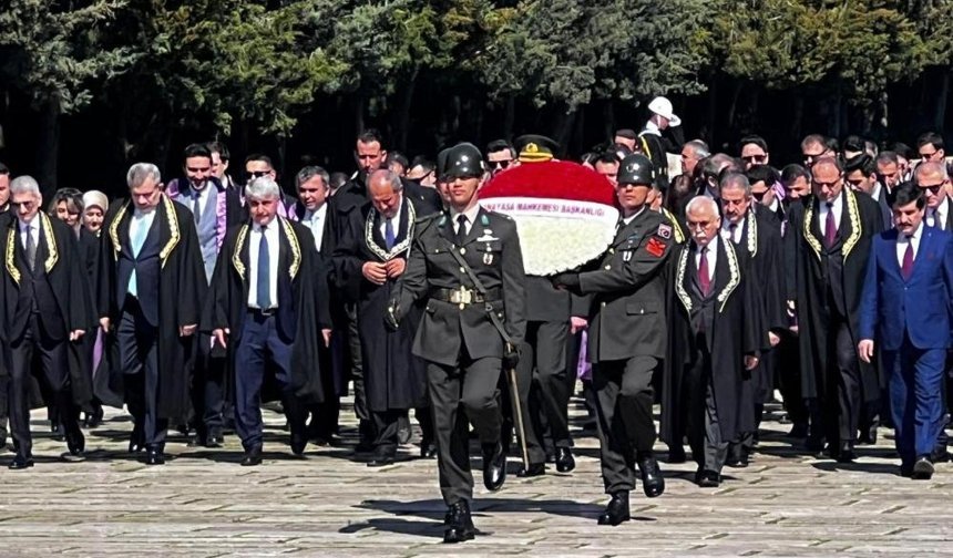 Ankara'da anlamlı tören: Anayasa Mahkemesi heyeti Anıtkabir'de