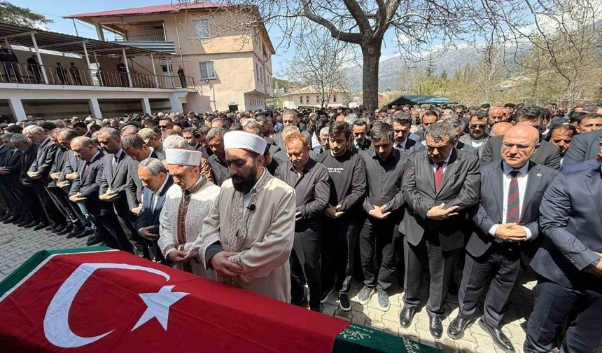 Öğrencileri için canını veren öğretmen Ayla Kara son yolculuğuna uğurlandı