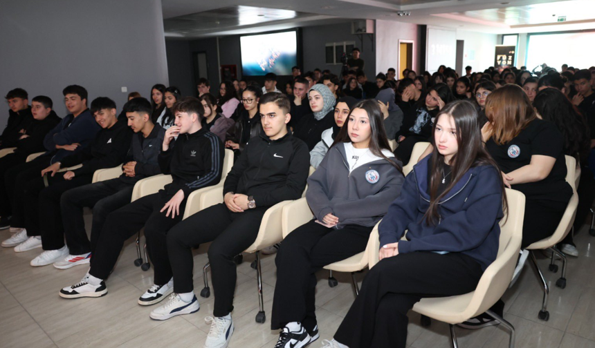 Ankara Mamak’ta Gençlerden “Gelecek Benim Ellerimde” Mesajı