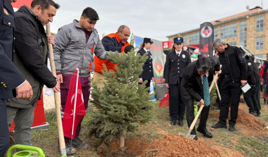 Polis Haftası’nda Anlamlı Etkinlik: Fidanlar Kahraman Polisler İçin Toprakla Buluştu