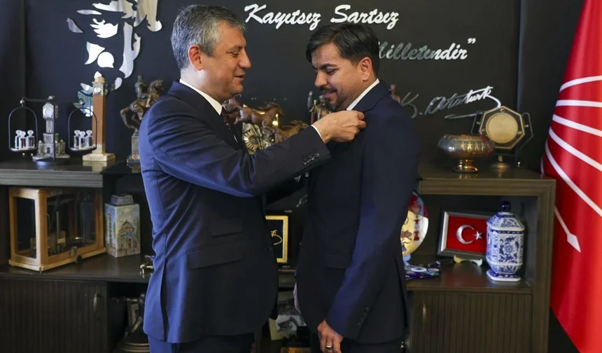 Arif Kocabıyık CHP’ye katıldı: Rozetini Özgür Özel taktı