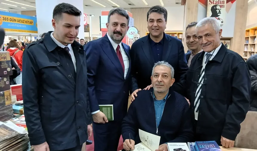 Gültekin Uysal Ankara Kitap Fuarı’nı ziyaret etti: Yazarlarla ve okurlarla buluştu