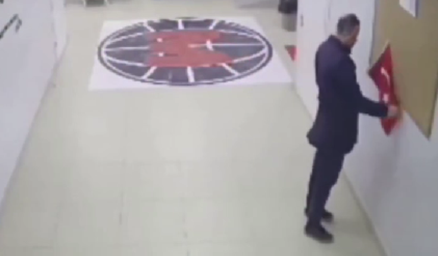 Okulda dikkat testi: Öğretmen Türk bayrağı üzerinden öğrencileri böyle denedi