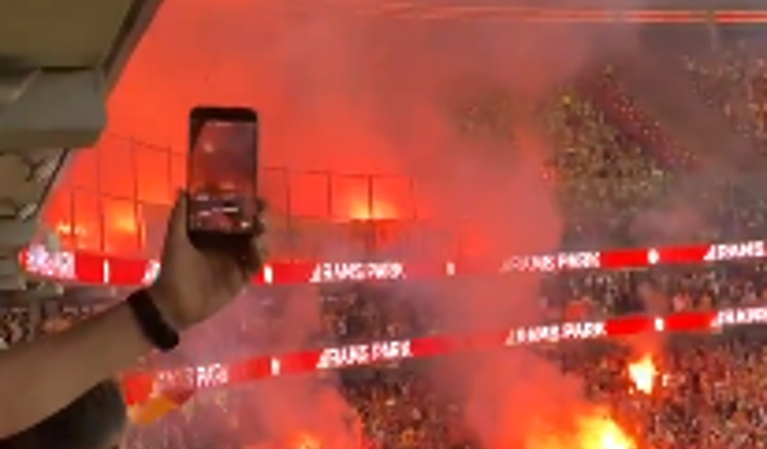 RAMS Park’ta kaos! Meşaleler tribüne düştü