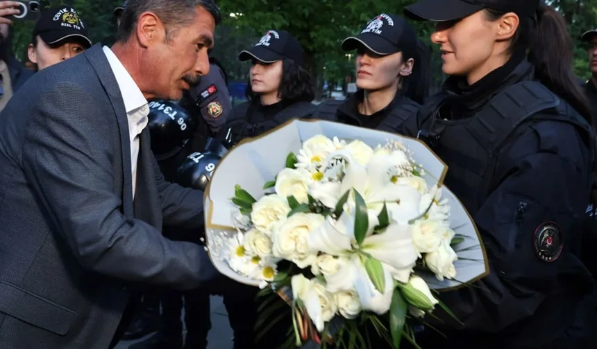 Madenciler uzlaşma sonrası polislere çiçek verdi!
