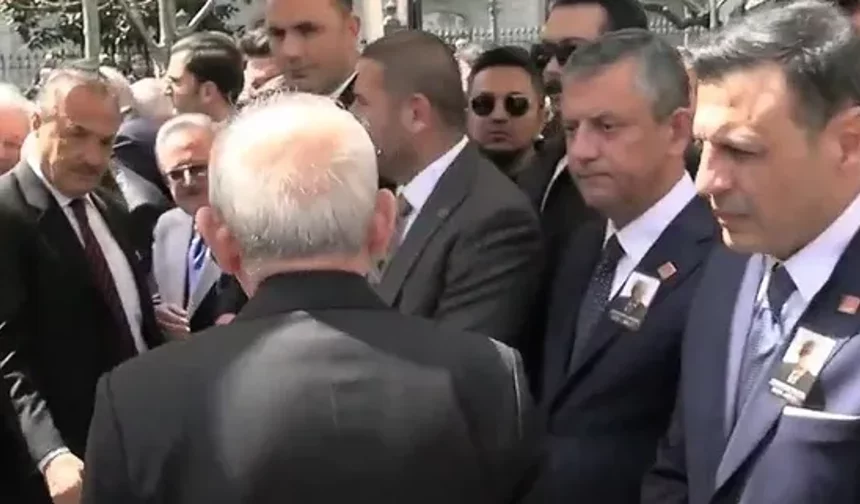 Cenazede soğuk rüzgarlar esti: Kemal Kılıçdaroğlu Özgür Özel ile tokalaşmadı!