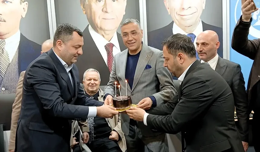 Ankara Kitap Fuarı’nda imza günleri sürerken sürpriz doğum günü kutlaması