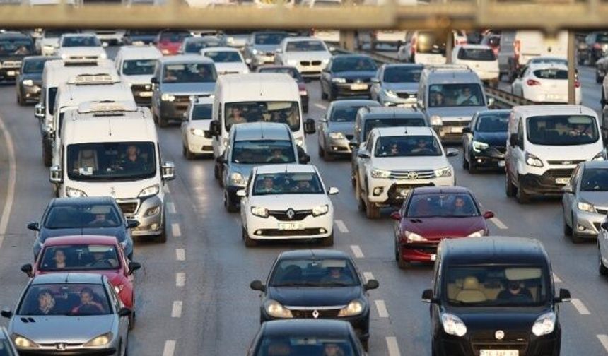 Bayram Dönüşü Çilesi Başladı: TEM ve D-100’de Kilometrelerce Araç Kuyruğu Oluştu