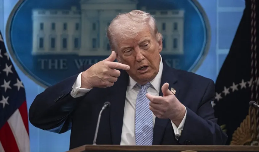 Trump Oval Ofis'teki etkinlik sırasında uyukladı