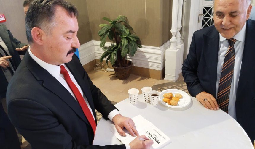 Ankaralı yazardan Kent Konseyinde imza günü!