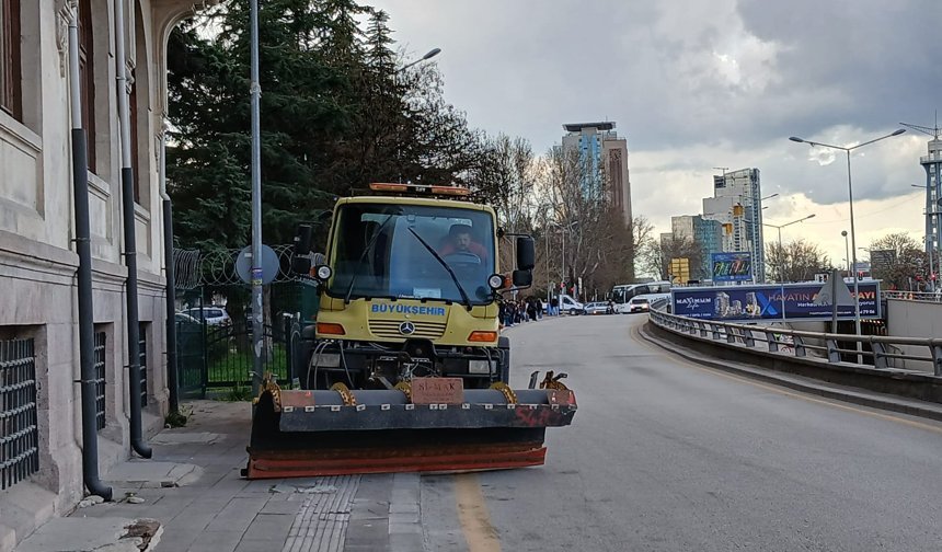Nisan ortasında kış geri döndü: Ankara'da kar ve buzlanmaya karşı ekipler sahaya indi!