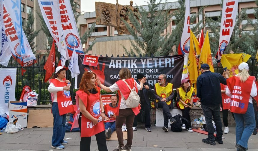 Ankara'da sendikalardan güvenli eğitim çağrısı: Eğitimciler bakanlık önünde toplandı!