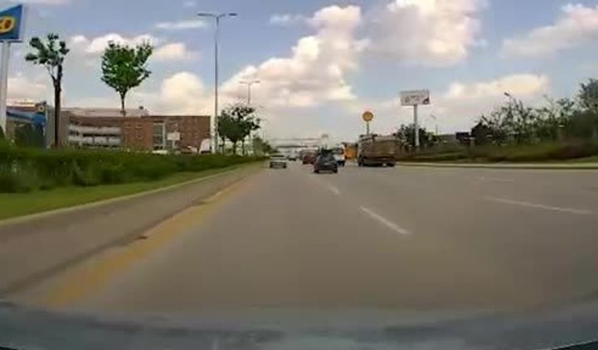 Ankara’da makas atan kamyonet dehşet saçtı: 2 araç birbirine girdi