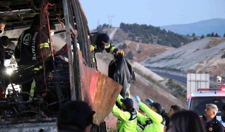 Cenazeler metal yığınına dönen otobüsten böyle çıkartıldı