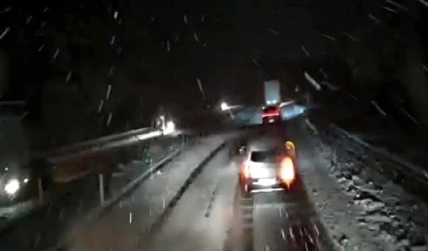 Bu yoldan Ankara'ya gelenler dikkat! Kar yağışı nedeniyle TIR'lara kapatıldı