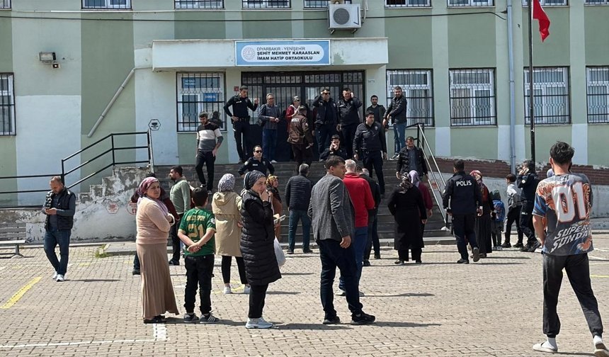 Diyarbakır’da okul önünde silah sesleri! Öğrenciler korku dolu anlar yaşadı