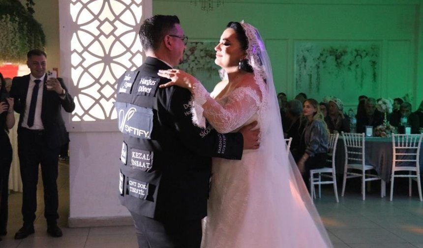 Görenleri şaşkına çeviren düğün: Damat ceketini reklam panosuna çevirdi!