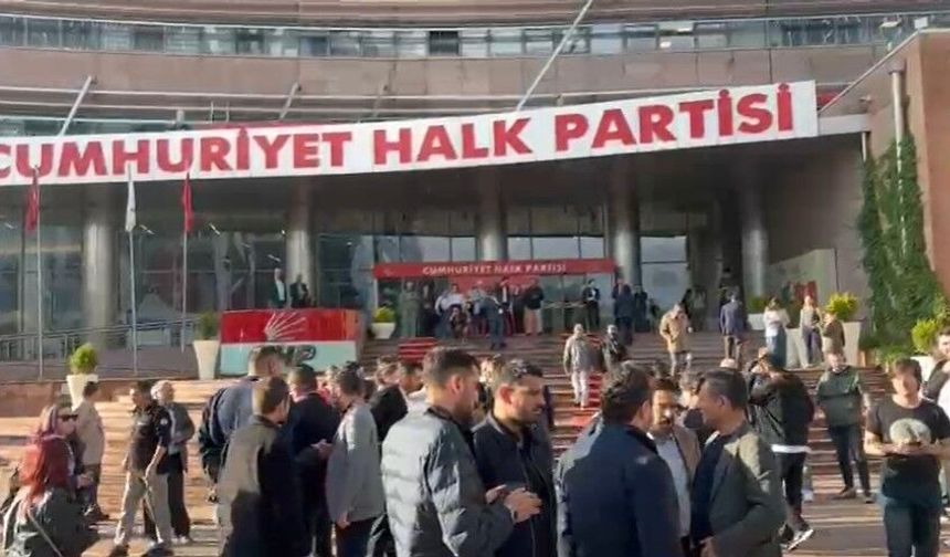 CHP Genel Merkezi'nde olağanüstü hareketlilik: Valizlerle gelenler, basına saldıranlar...