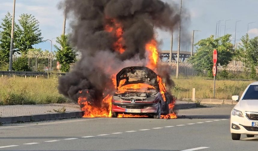 Rize’de seyir halindeki otomobil alev topuna döndü