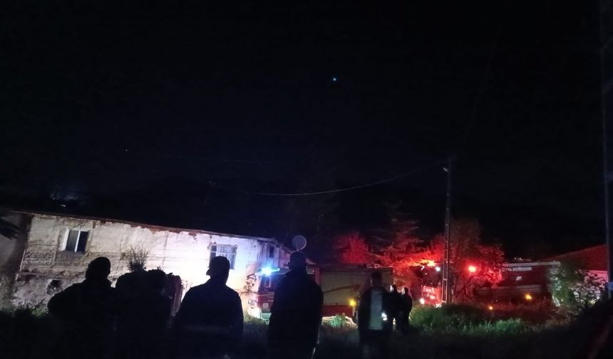Ankara’da korkutan yangın! Rüzgar alevleri yan eve taşıdı